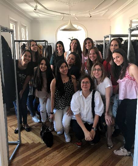 Teresa Tarragó, en primera fila, con un grupo de alumnas del MBA - Dirección Empresas de Moda de Esden Business School