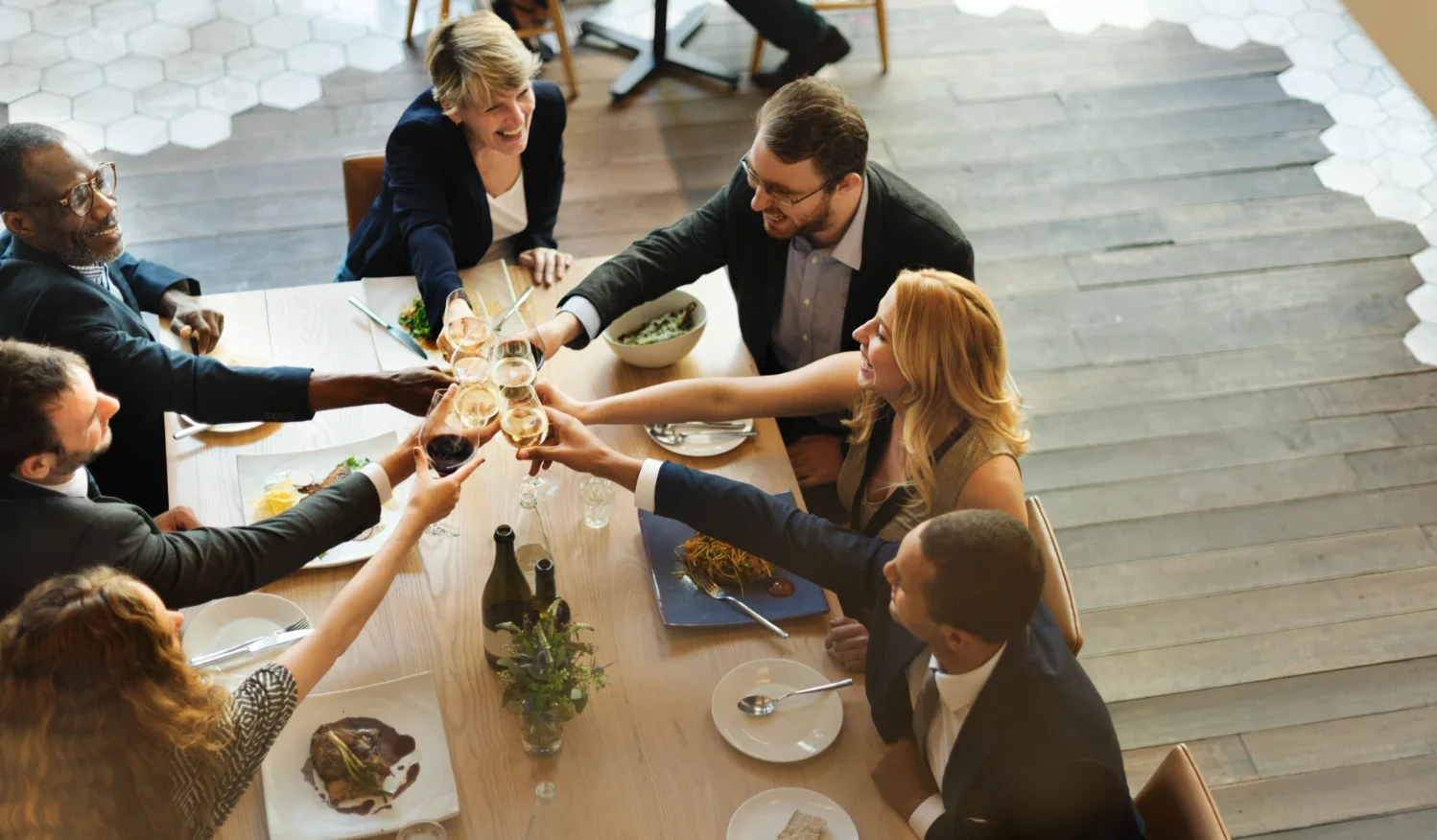 Green Events Esden. Personal de una empresa celebrando en una mesa.