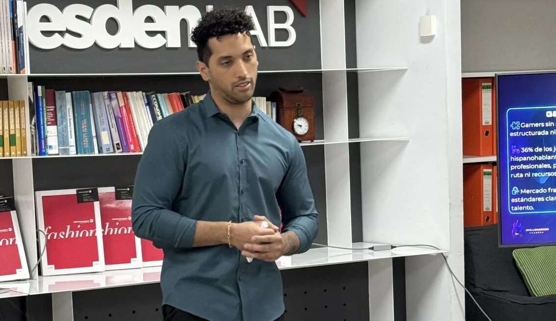 Rothmy Rodríguez presentando su proyecto Skillbreaker