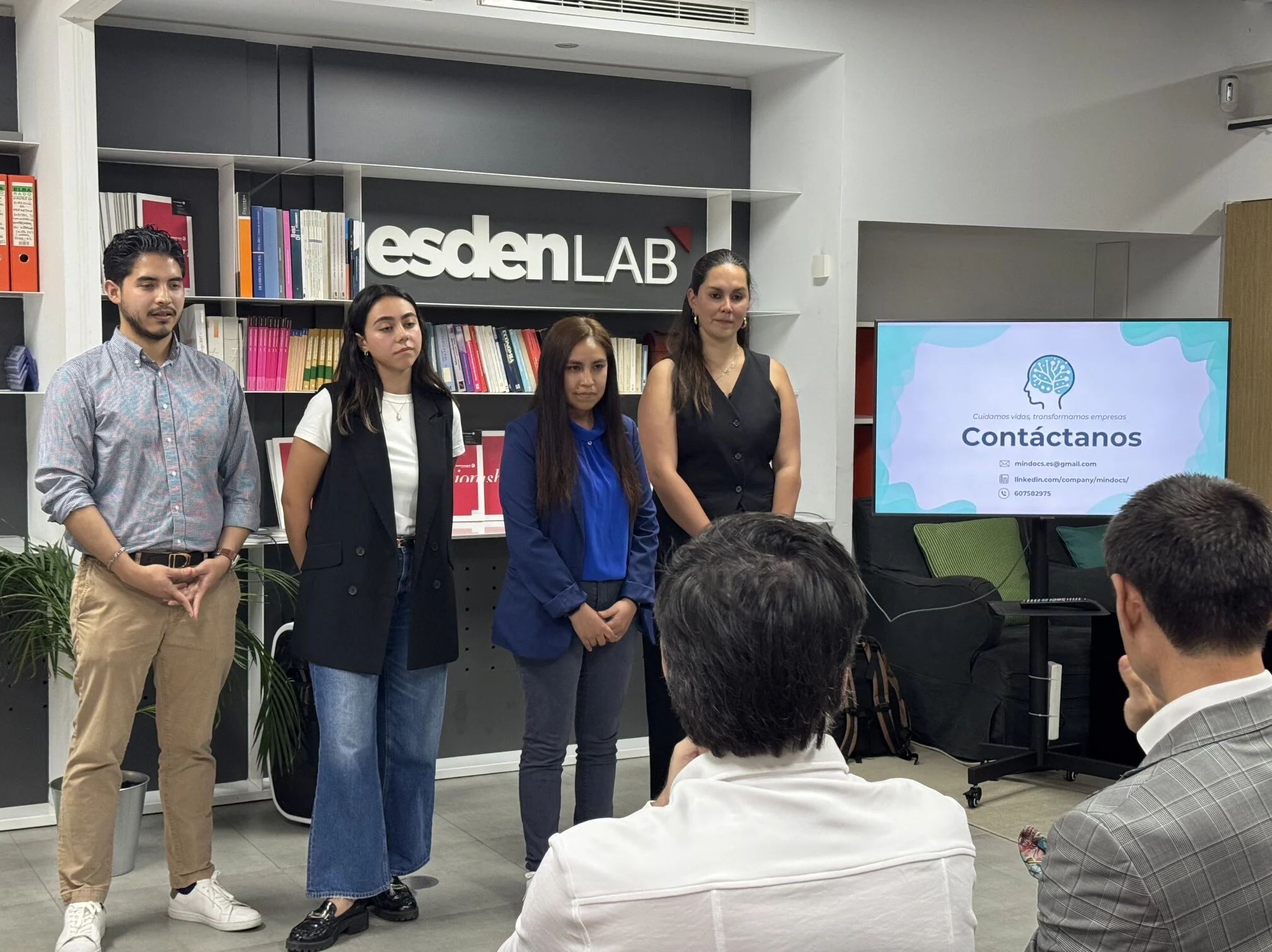 Alumnos de Esden Kpresentando su proyecto Keyhole