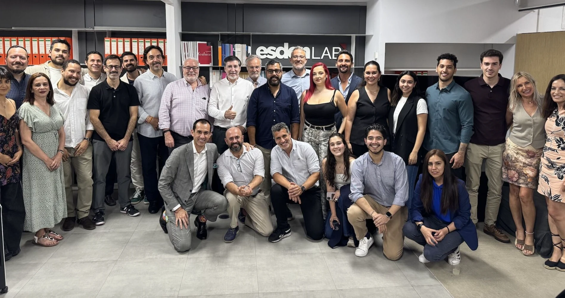 Alumnos de Esden junto a inversores en el Demo Day de Esden