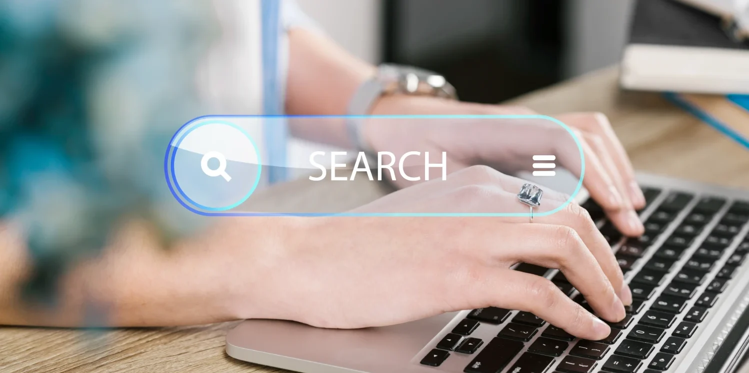 SEO vs. SEM: Cuál conviene según tu objetivo de marca. Teclado de ordenador portátil con barra de búsqueda.