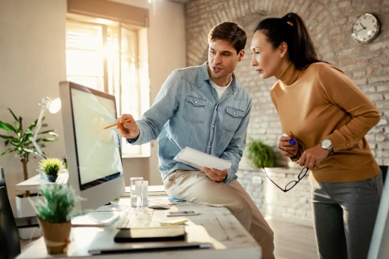 Emprendedores trabajando