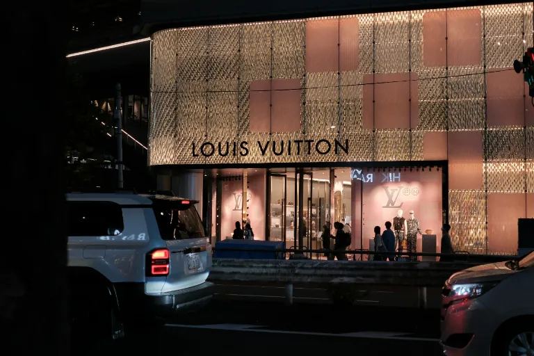 Entrada a una tienda de Luois Voitton