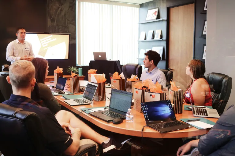 Imagen de un equipo de RRHH haciendo uso de Analítica Avanzada en RRHH y People Analytics con Google Colab