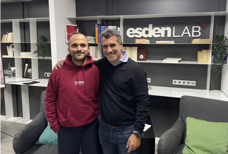 dos personas en un evento