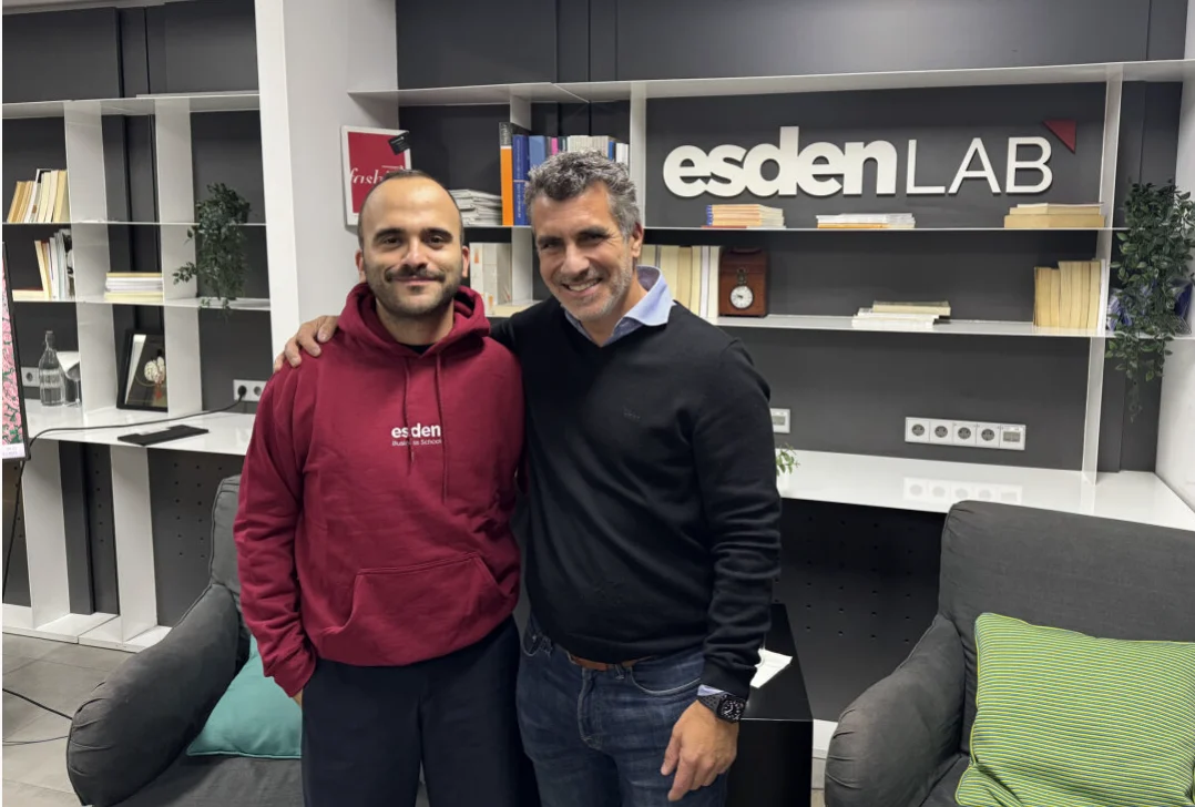 dos personas en un evento