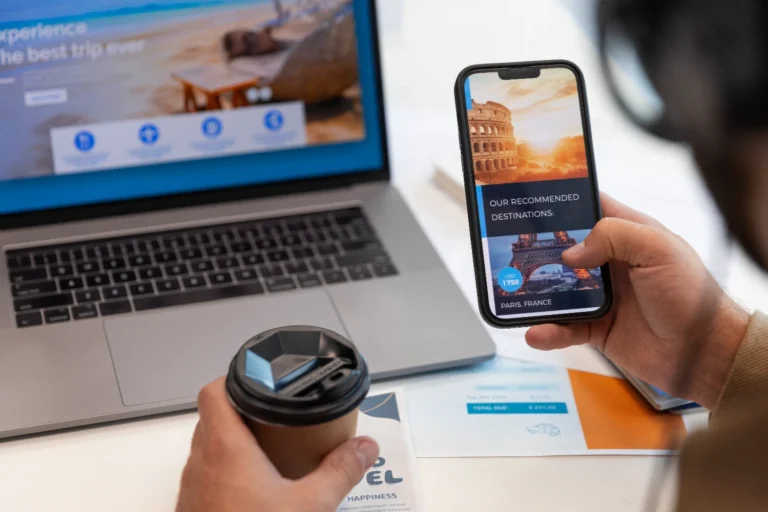 Persona haciendo una reserva