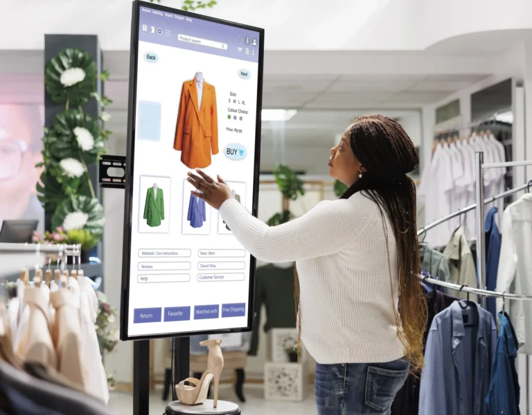 Mujer comprando con IA en tienda de moda y retail