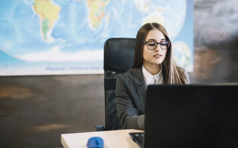 Mujer cursando un máster internacional en España