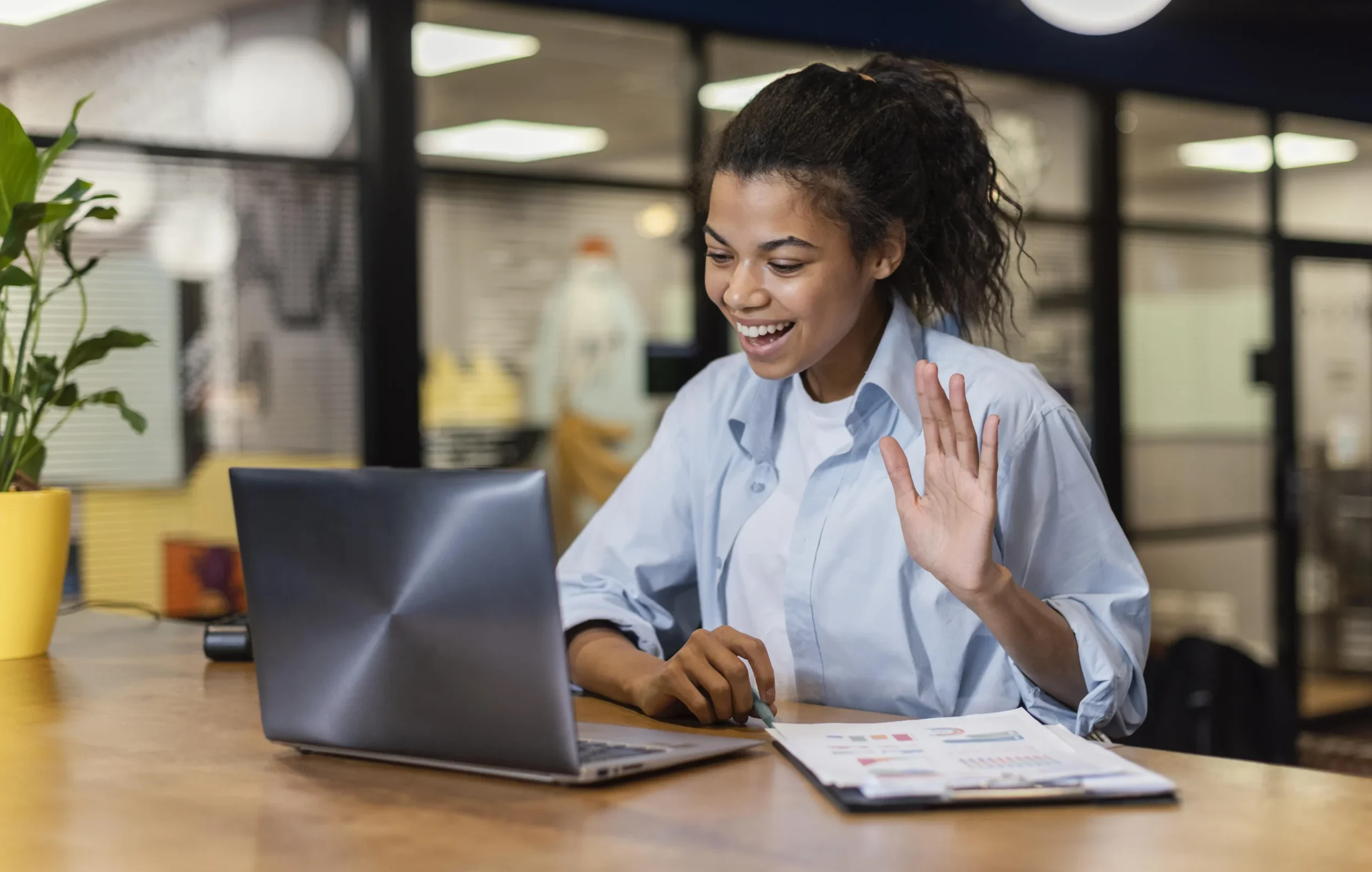Mujer sonriente en un evento online