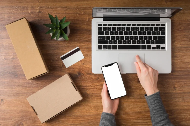 persona gestionando una compra