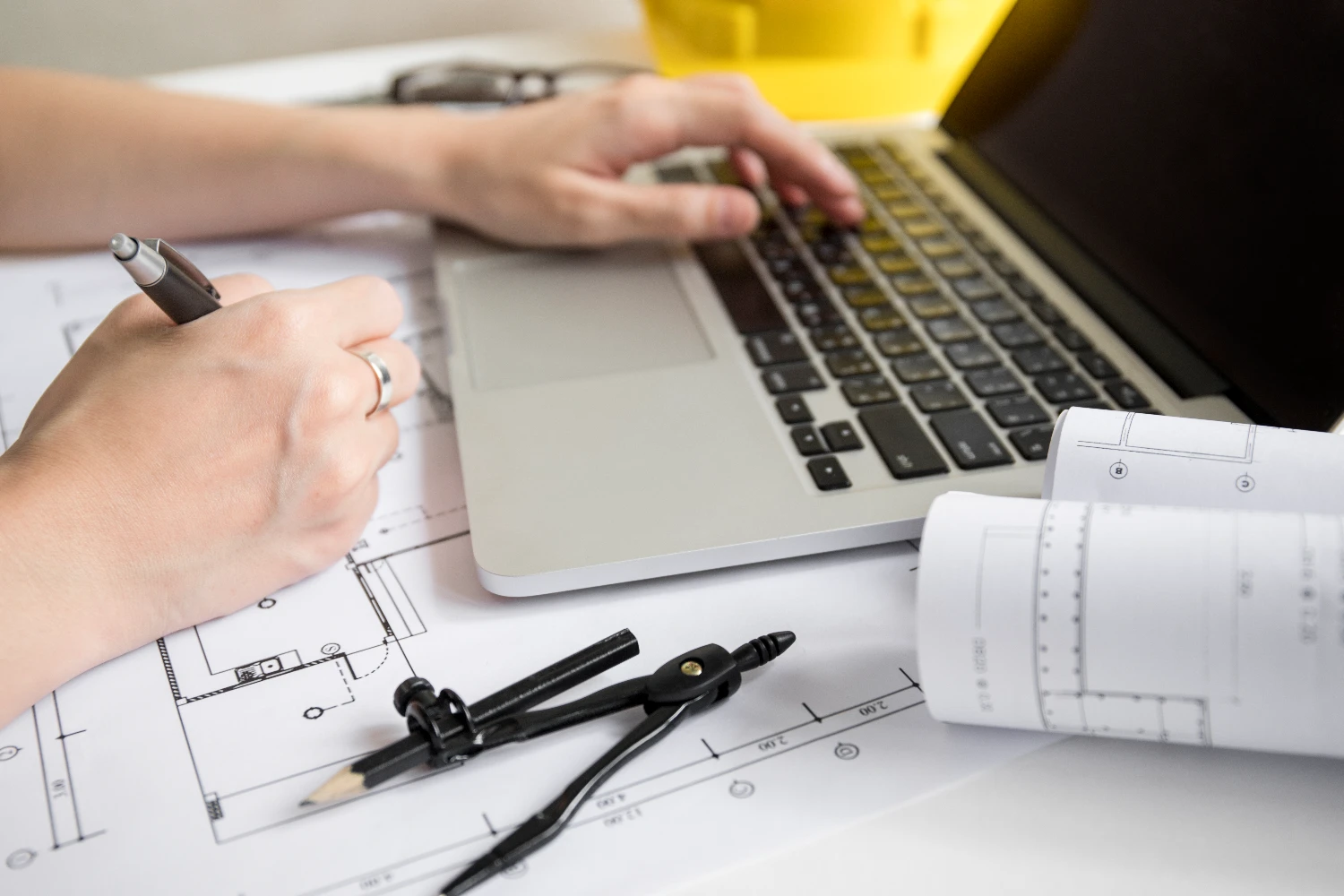 persona haciendo un proyecto