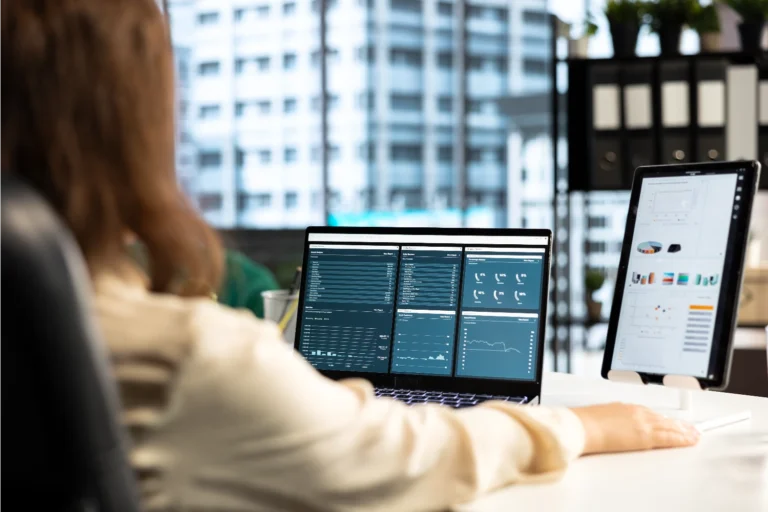 Mujer trabajando con datos digitales