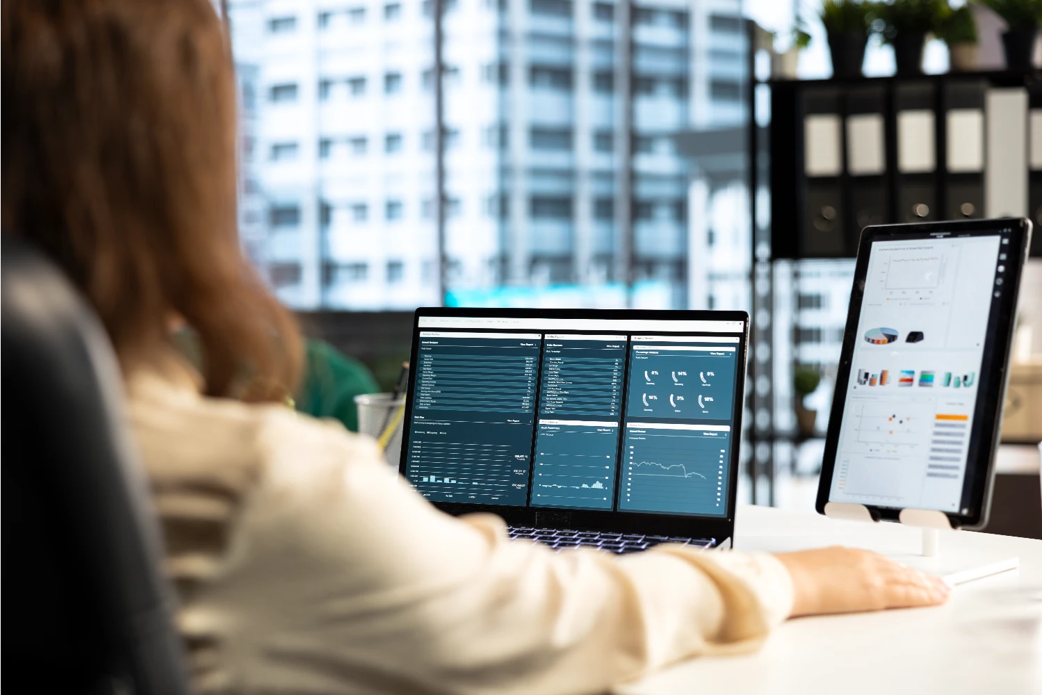 Mujer trabajando con datos digitales