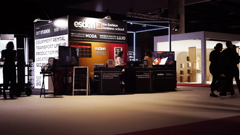 Stand de Esden Business School en la Fashion Week 2025