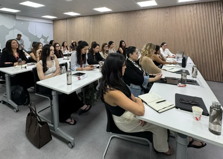Alumnos de la Semana Hybrid en clase presencial en Madrid